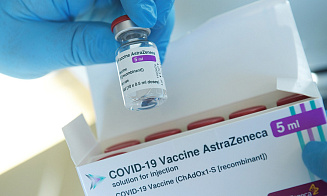 AstraZeneca признала, что ее вакцина от COVID-19 может вызывать опасные побочные эффекты