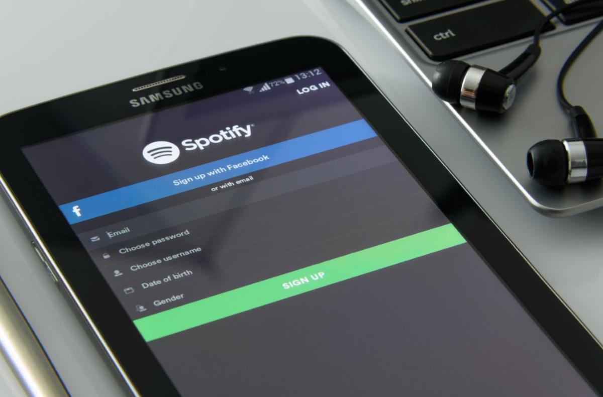 Все заметили ИИ-артистов в топ-чартах? Spotify начнет убирать их из рекомендаций