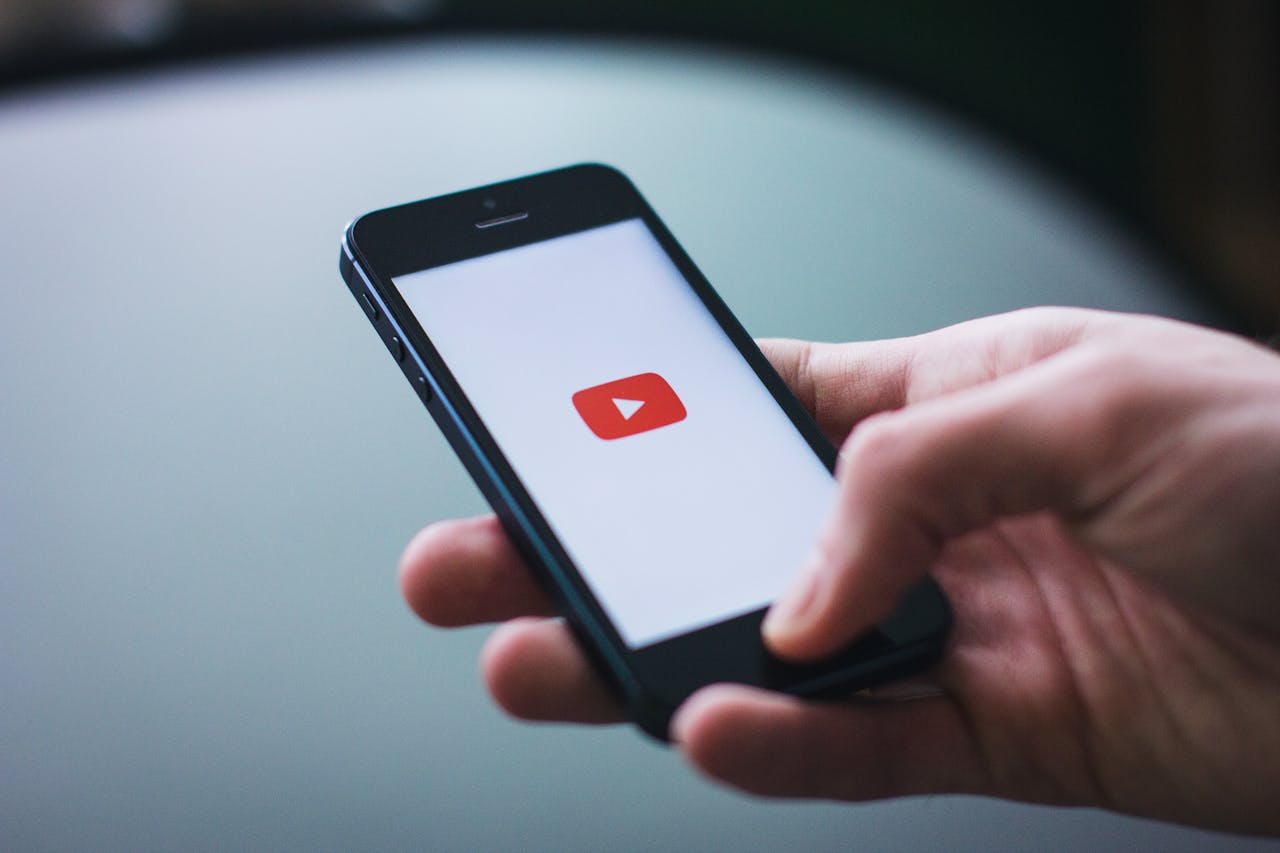YouTube запустил нейродубляж для всех языков и пользователей