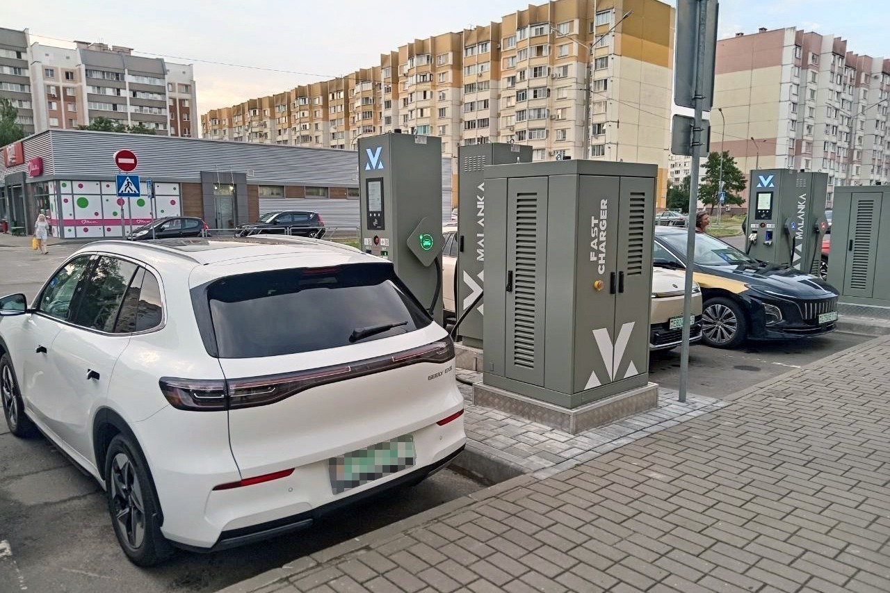 Убытки от электрокаров, оживление в Mega Park и уход из крупных компаний — неделя за три минуты