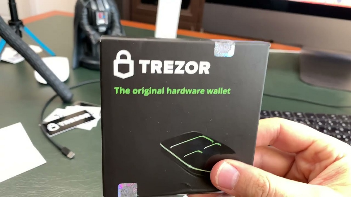 Хакеры похитили данные почти 350 тыс. владельцев криптокошельков Trezor