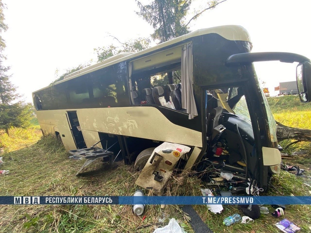 На трассе М1 попал в аварию пассажирский автобус. Пострадали 9 человек