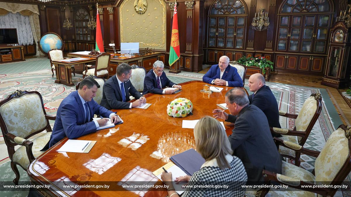 Отмена санкций и помилование осужденных. В Беларусь приехал представитель президента США