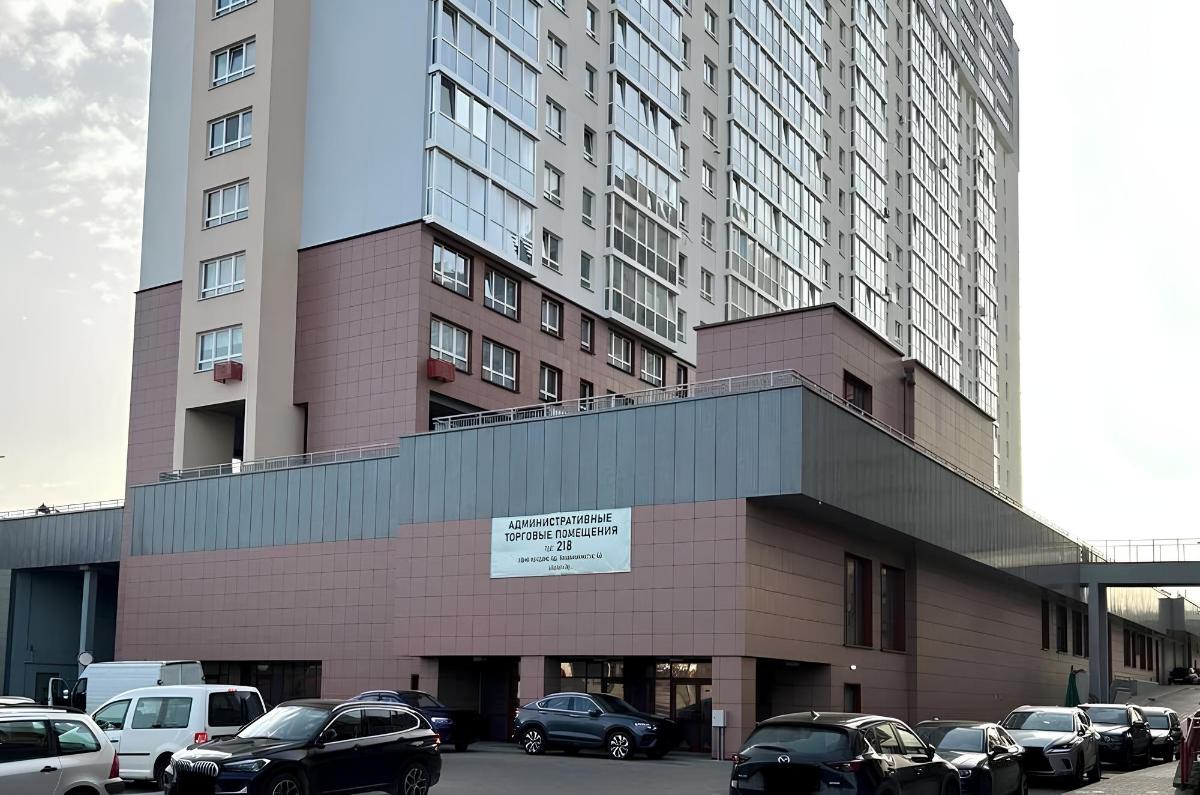 Здание одного из самых известных долгостроев Минска выставили на аукцион. Сколько стоит