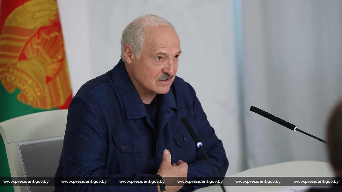 Лукашенко обратил внимание на то, что россияне скупают пустующие дома в белорусских деревнях