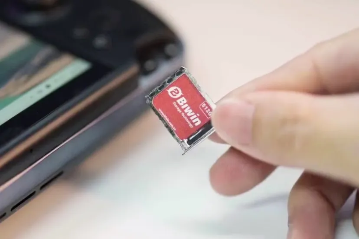 В Китае разработали SSD-накопитель на 2 ТБ размером с SIM-карту