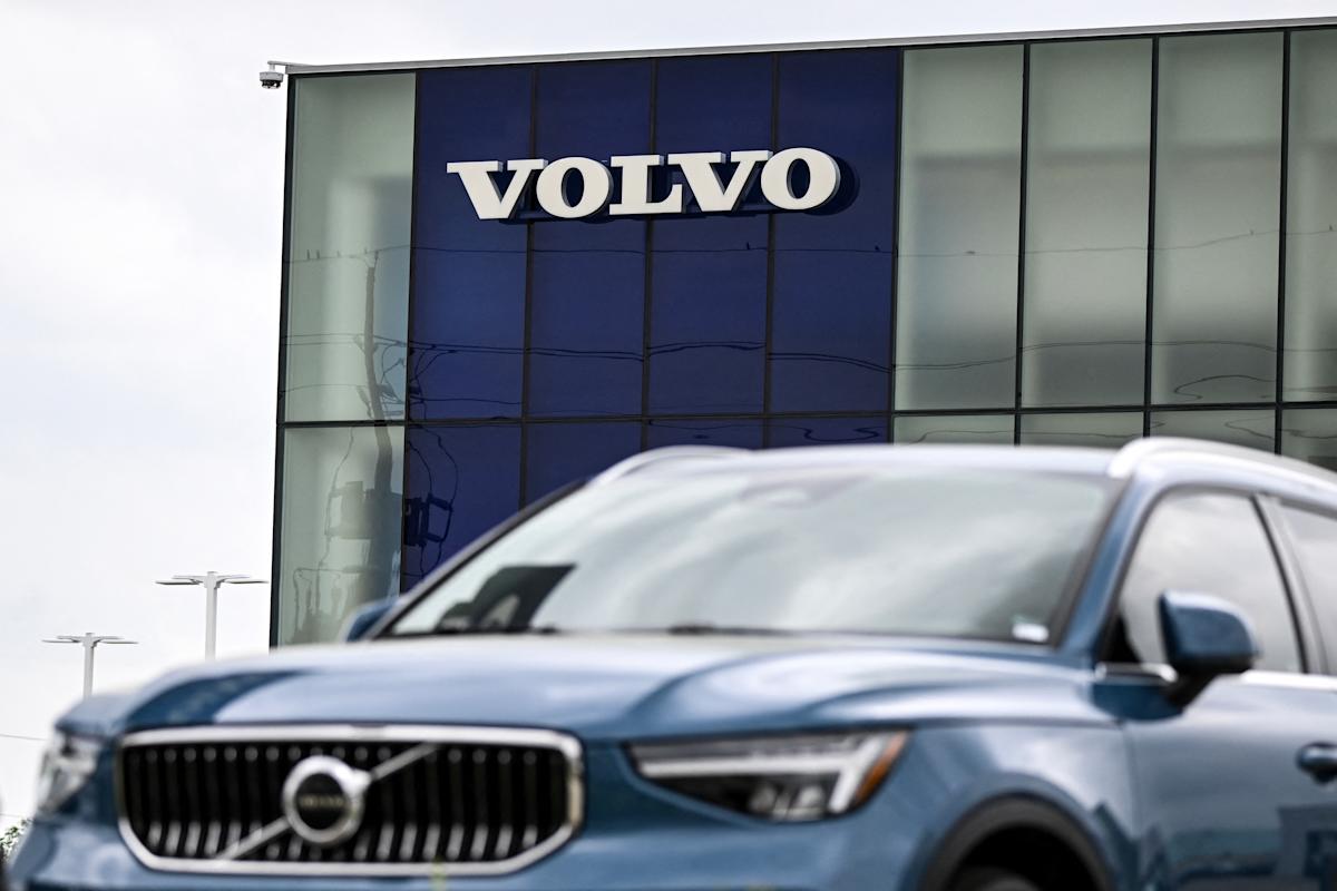 Акции Volvo упали ниже исторического минимума. Что происходит с компанией