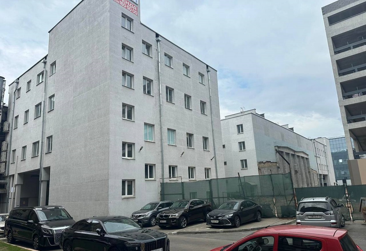 Рядом с Комаровским рынком выставили на продажу крупный многофункциональный комплекс