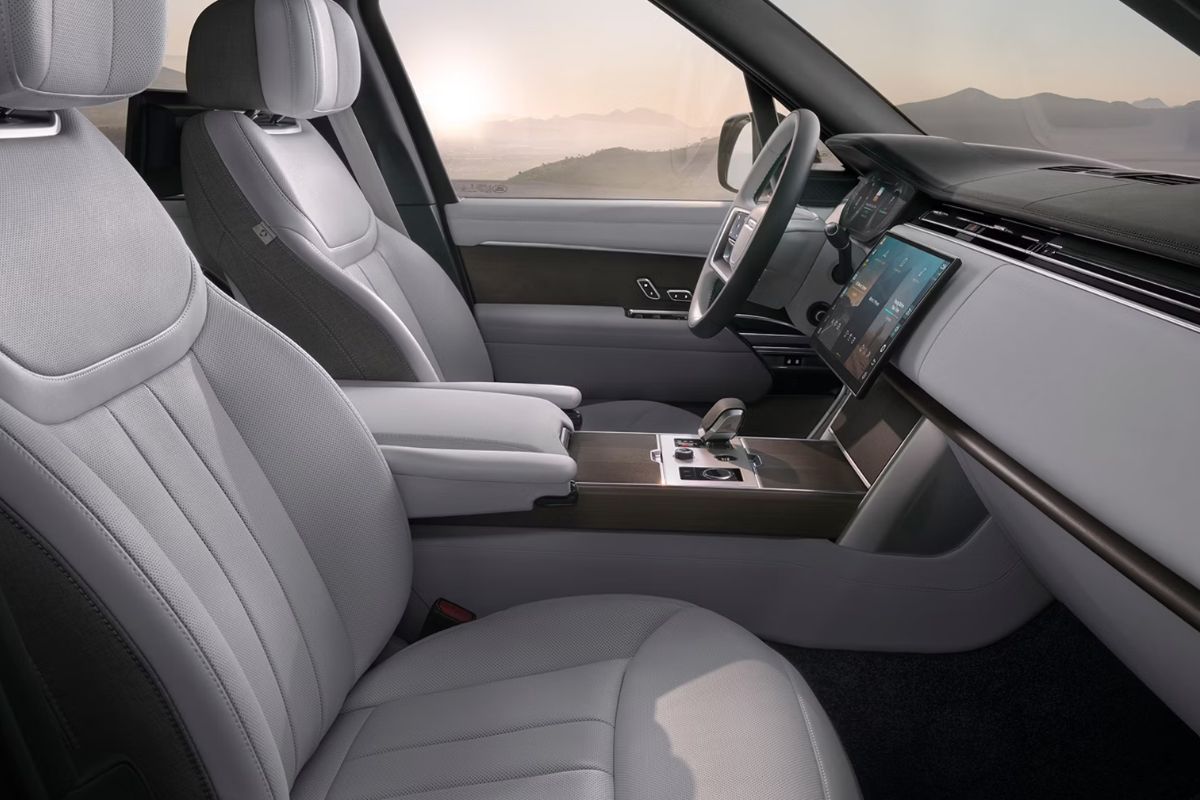 Land Rover показал свой первый электрический внедорожник. Сколько стоит