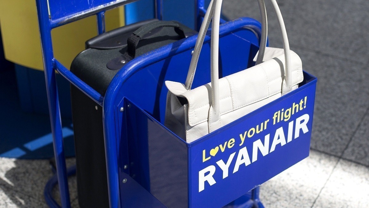 Сотрудникам Ryanair пообещали бонусы до €1 тыс. в год за борьбу с негабаритным багажом