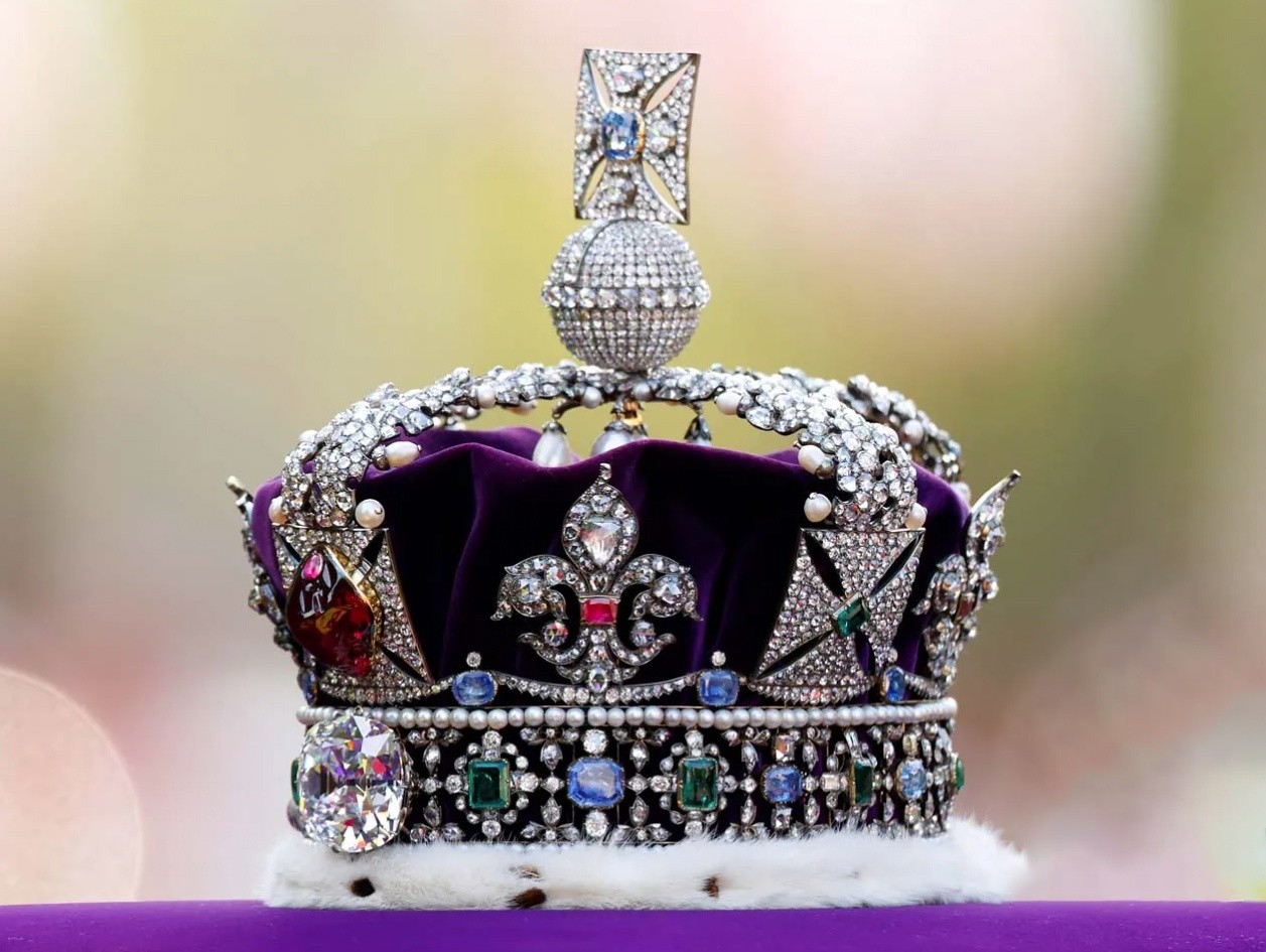 Карета Елизаветы II и 700-летний трон: 10 фактов про коронацию Карла III