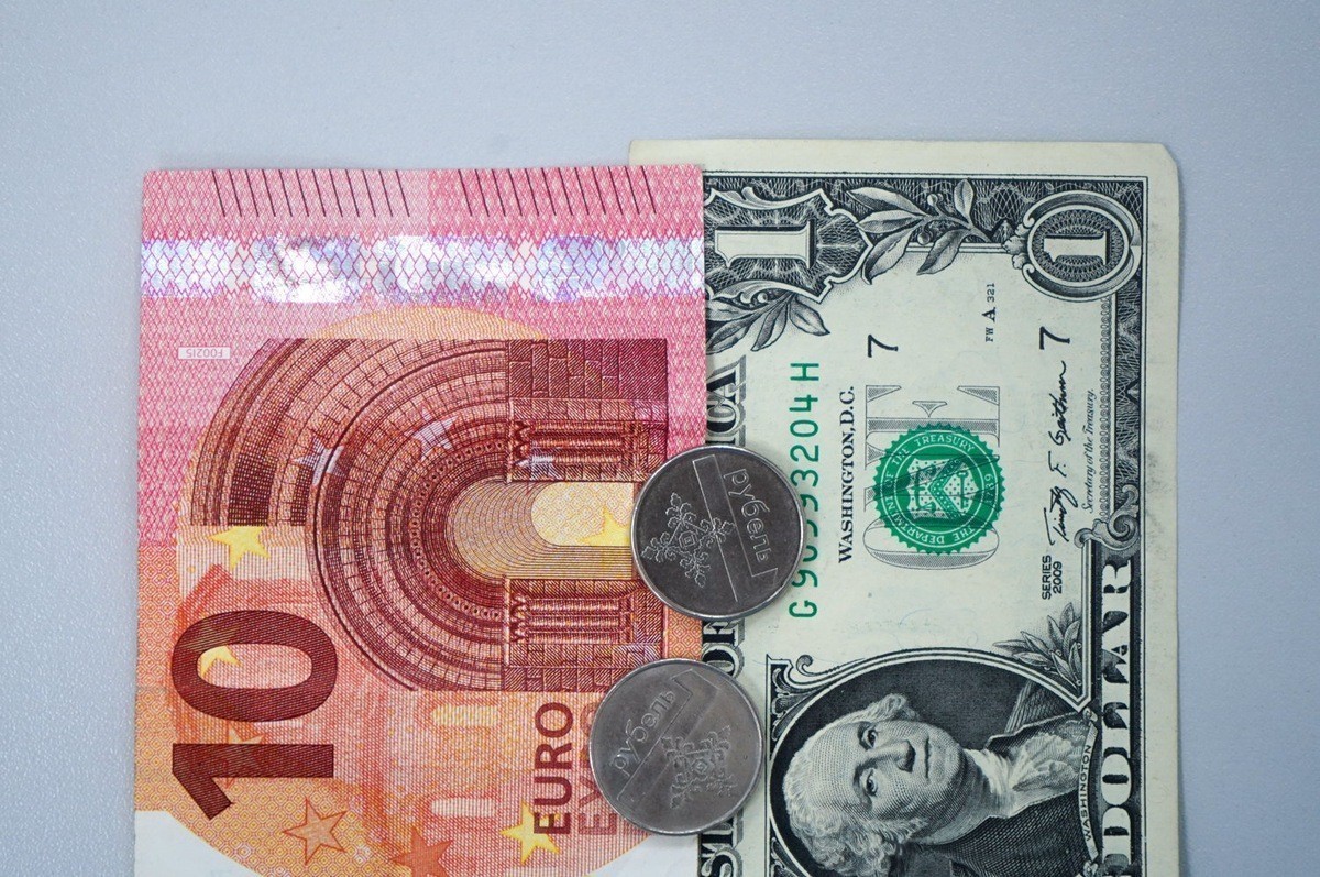 Доллар и&nbsp;евро продолжают дорожать. За&nbsp;сколько банки продают и&nbsp;покупают валюту