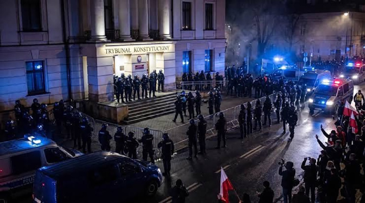 Политический кризис в Польше. Рассказываем кратко, что происходит