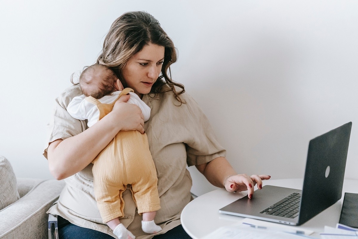 Родители в декрете смогут работать без уменьшения пособия