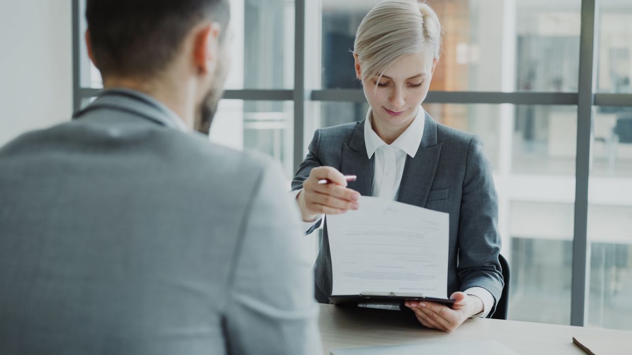 На рынке труда Беларуси — профицит офисных работников. А кого не хватает