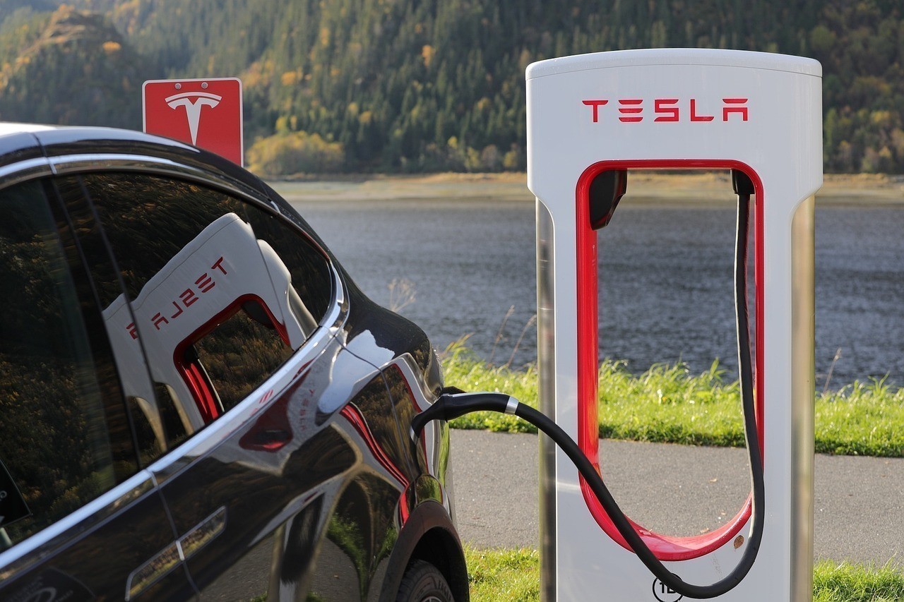 Акции Tesla выросли почти на $200 млрд
