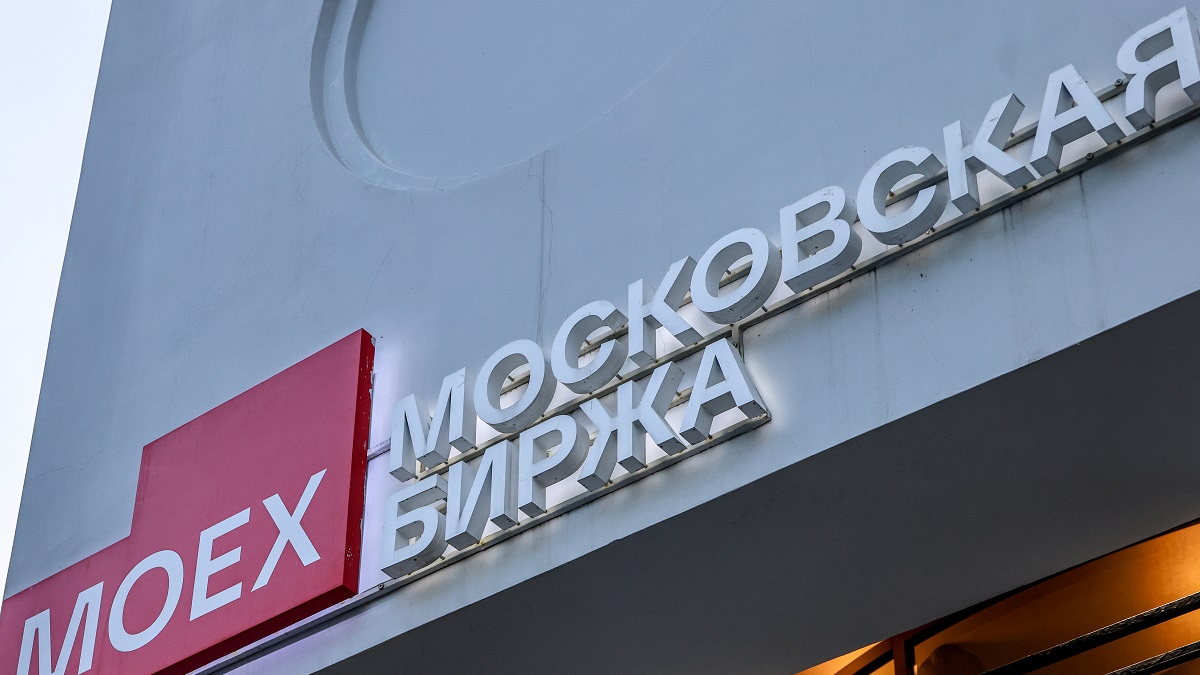 Мосбиржа запустит вечные фьючерсы на криптовалюту, акции Netflix, Amazon и Tesla