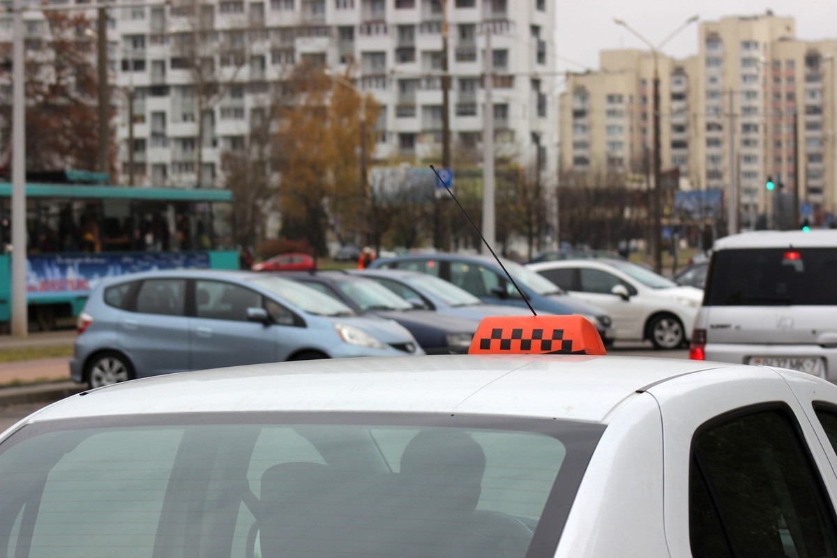 В Гродно водителям такси выплатили зарплату «в конвертах» почти на миллион рублей