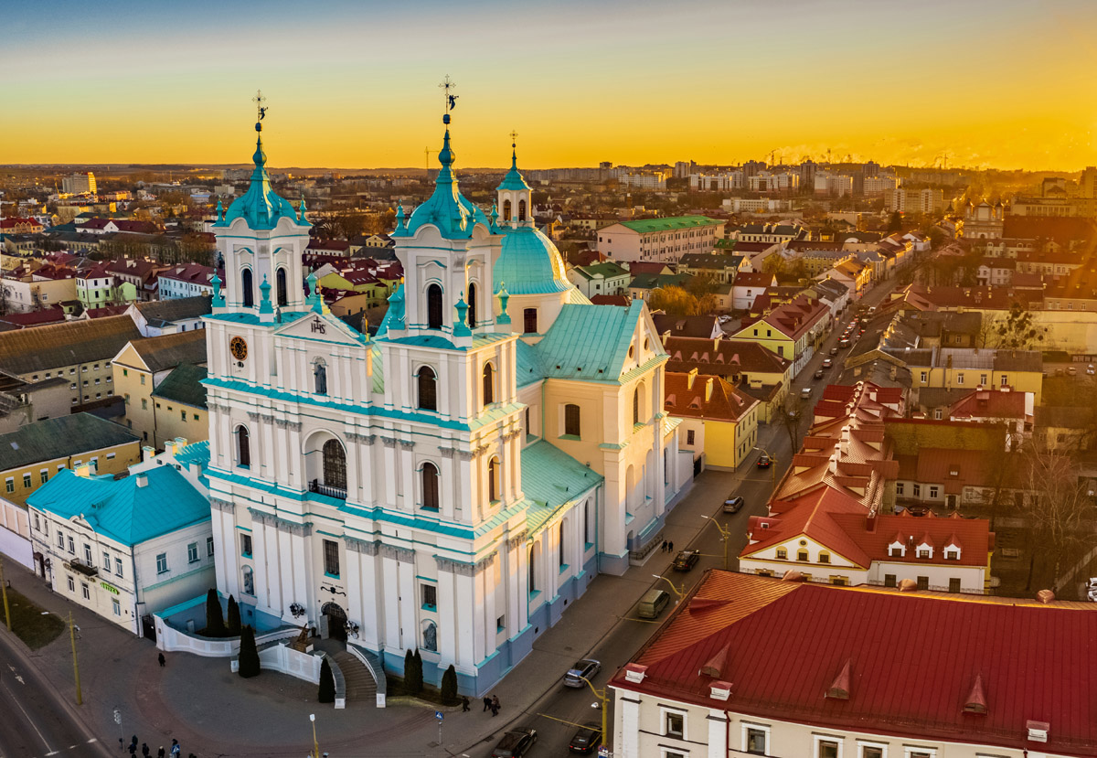 В туристическом городе Беларуси открыли открыли крупнейший зарядный хаб для электрокаров