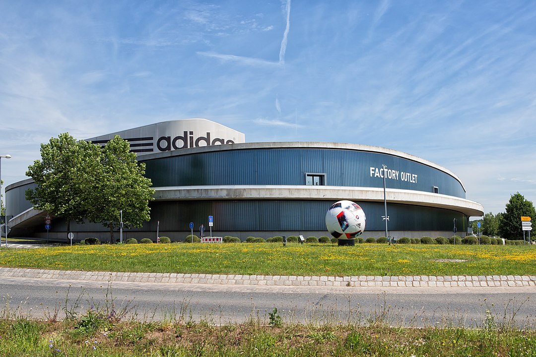 Проблемы у&nbsp;Adidas продолжаются: теперь понижен кредитный рейтинг