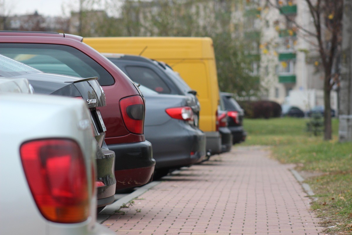Работник автосалона под предлогом покупки забирал деньги и машины продавцов 