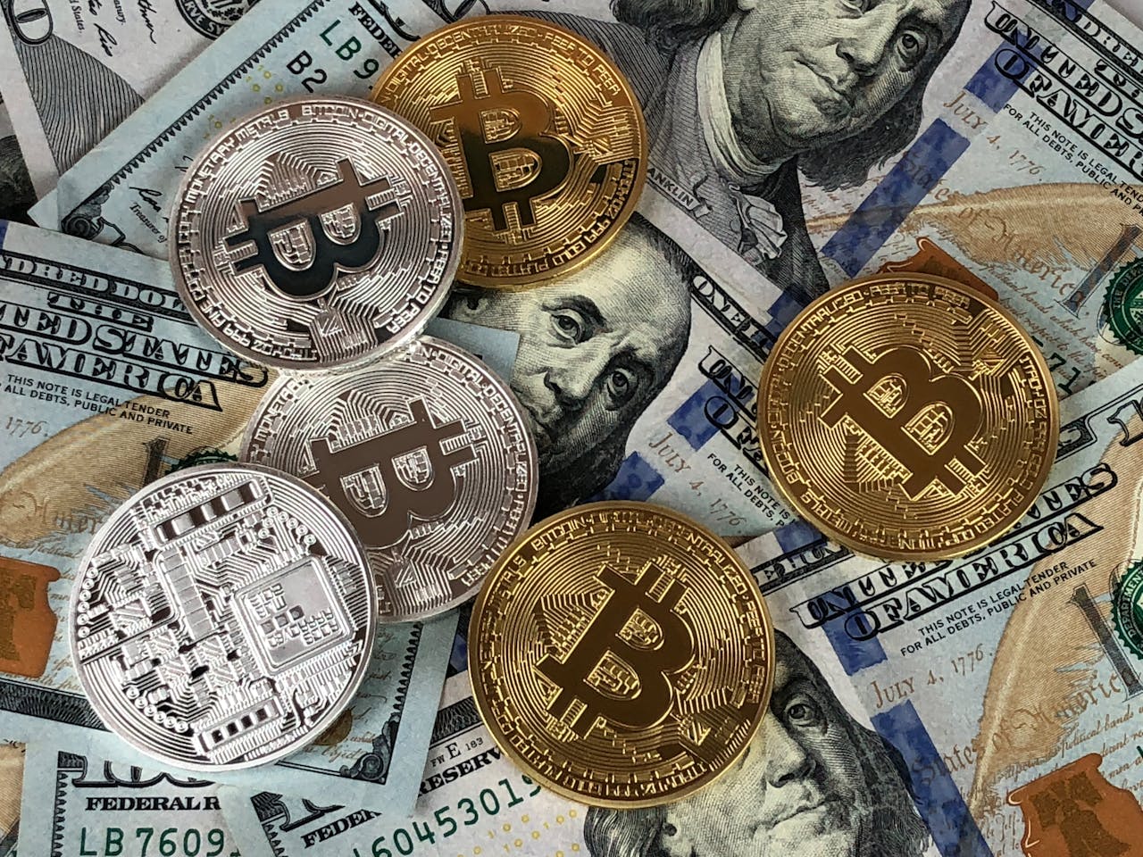 Биткоин рухнул до минимума за полгода