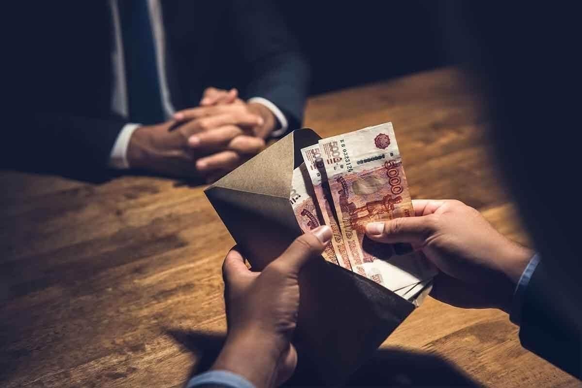 Инженер нефтеперерабатывающего предприятия получил 13 лет колонии за взятки на $360 тыс.