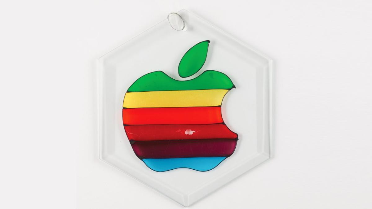 На торги выставили более 200 лотов, посвященных Apple и Стиву Джобсу. Во сколько их оценили