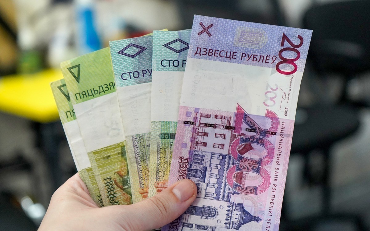 «Зарплата жены». Что не&nbsp;так с&nbsp;финансовой моделью, когда муж платит деньги неработающей супруге