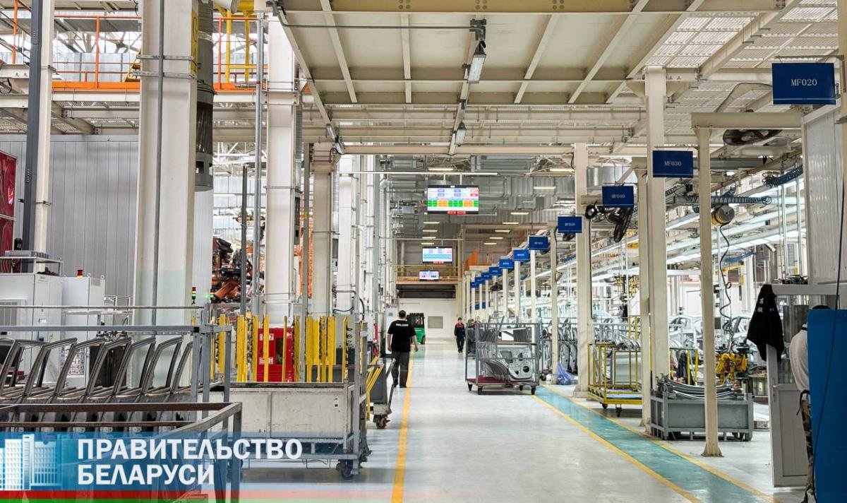 Сколько автомобилей выпустил и продал на экспорт «БЕЛДЖИ» с начала года
