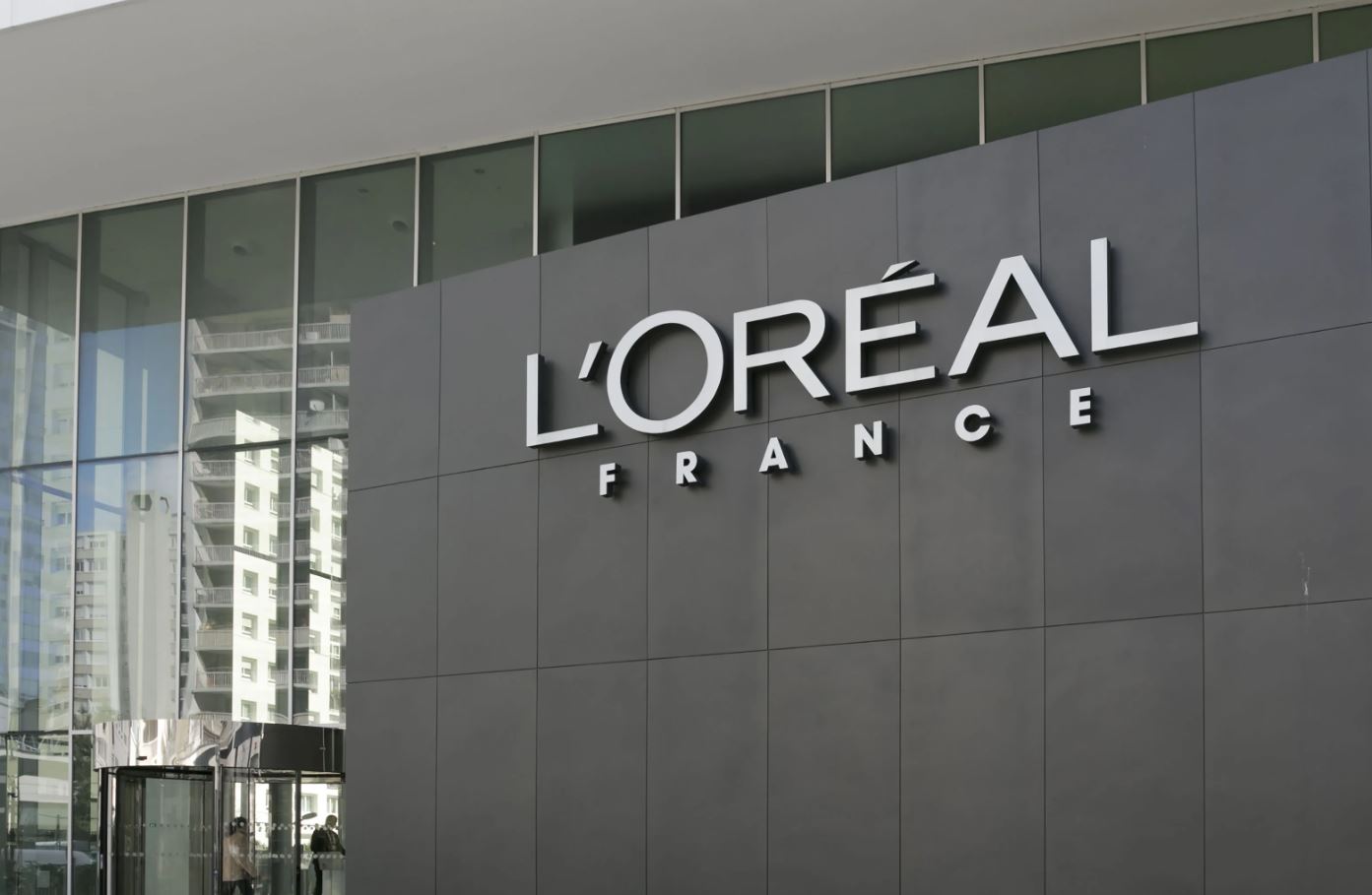 L'Oreal купит долю за 1 млрд евро в производителе средств по уходу за кожей