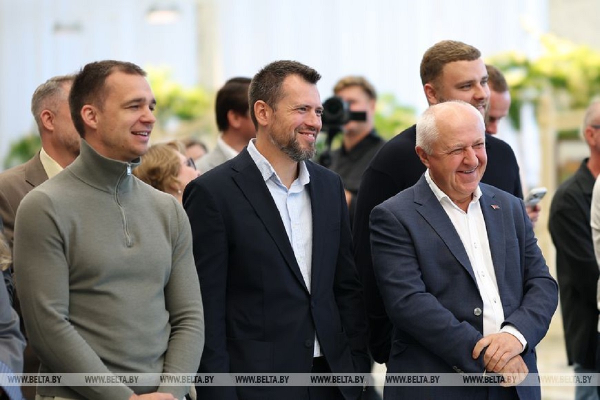 Премьер-министр обсудил защиту рынка и цены с представителями бизнеса