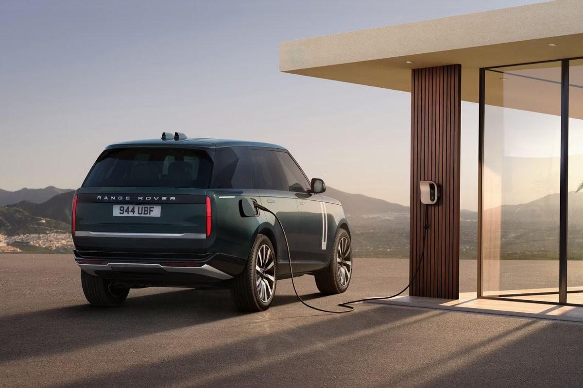 Land Rover показал свой первый электрический внедорожник. Сколько стоит