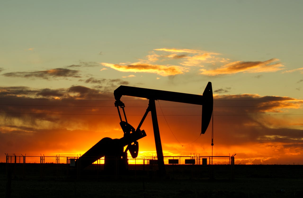 Страны ОПЕК+ опять повысили квоты на добычу нефти 