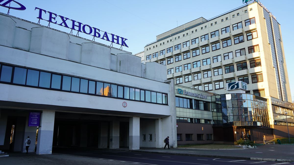 Два белорусских банка повысили комиссию за прием наличных российских рублей