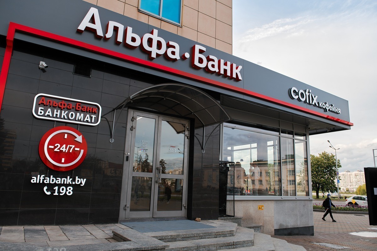 Альфа Банк вдвое повысил сумму остатка на валютных счетах, за которые нужно платить комиссию