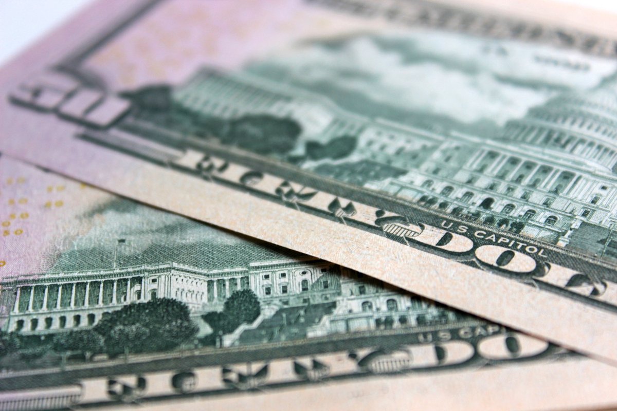 Курс доллара вырос на три копейки и снова превысил три рубля