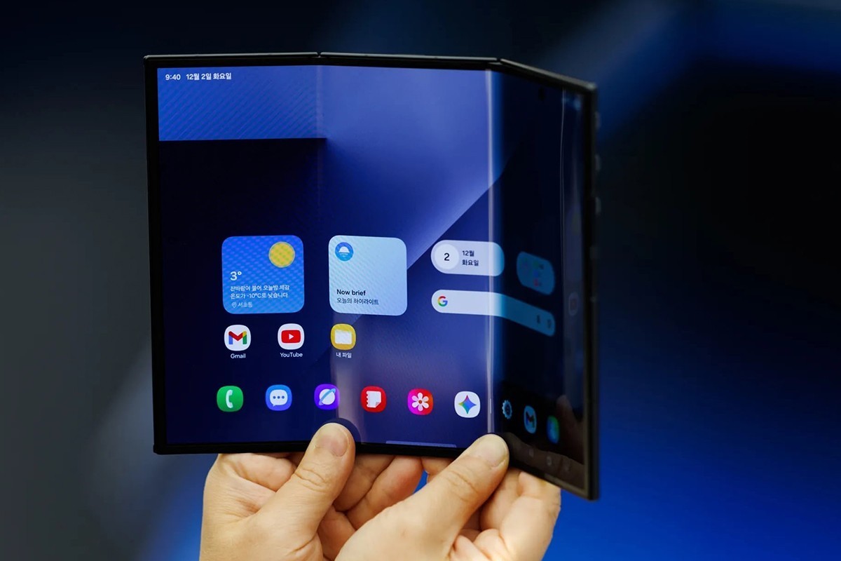Первые складные смартфоны Samsung с тремя экранами раскупили за пять минут