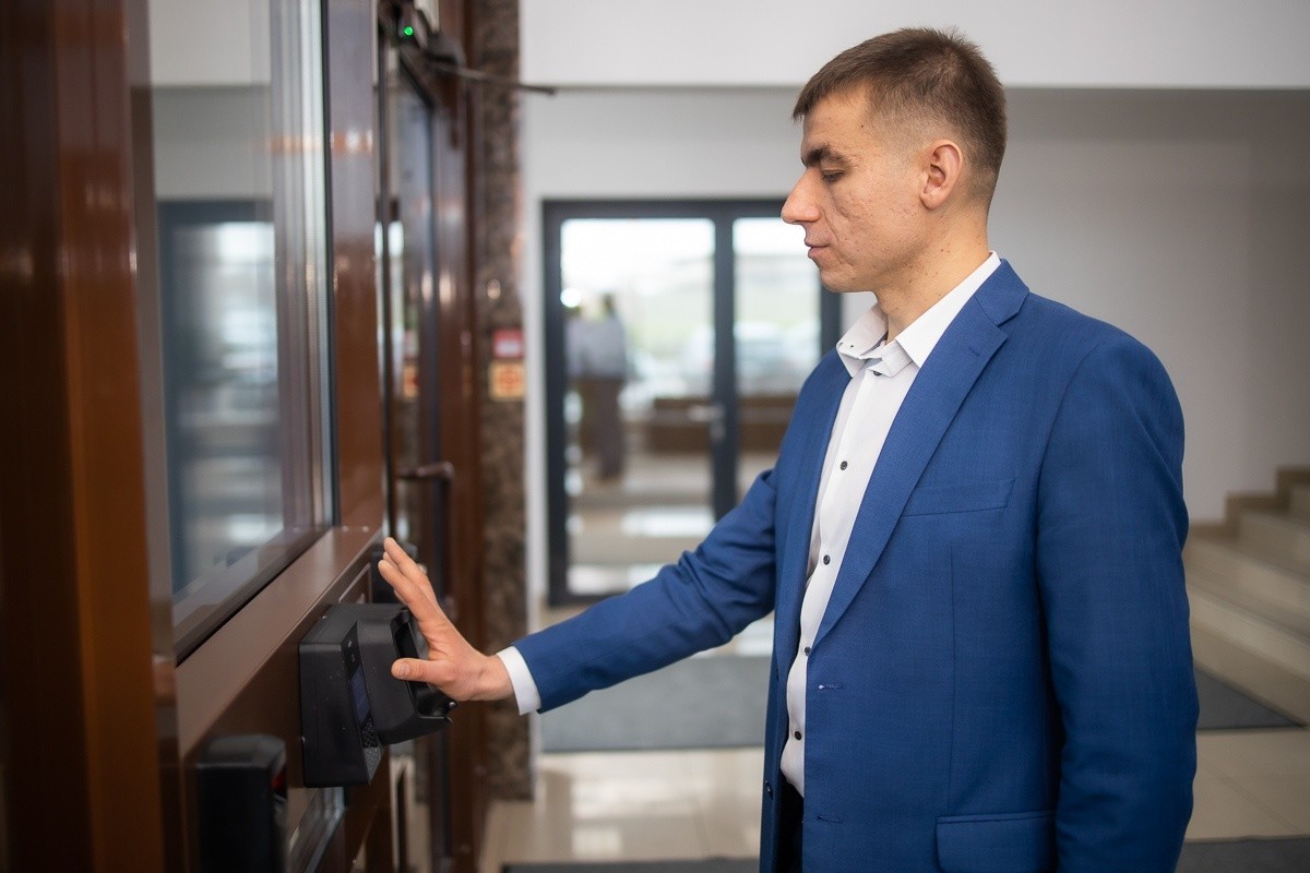 Один день с инженером, который создает воздушный транспорт в Беларуси