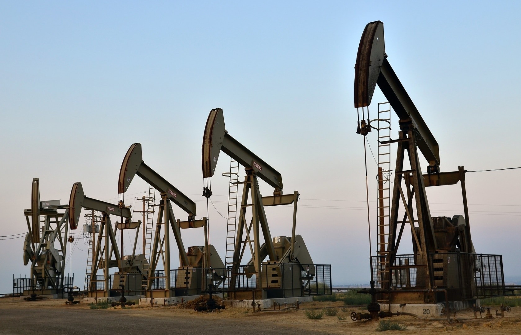 Цена нефти Brent рухнула ниже $83 за баррель — впервые с сентября