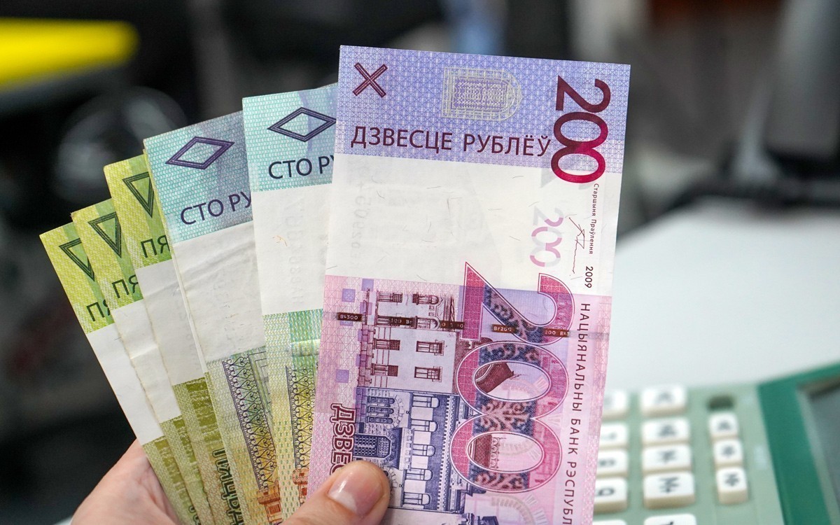 Юрлица и ИП смогут сдавать наличную выручку на почте с онлайн-зачислением на счет в банке 