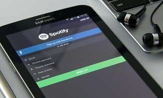 Все заметили ИИ-артистов в топ-чартах? Spotify начнет убирать их из рекомендаций