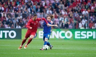Роналду забивает исторический гол на ЧМ по футболу, а FIFA и UEFA спорят из-за новых правил