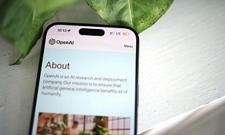 OpenAI покупает стартап легендарного дизайнера Apple