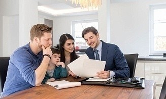 Минюст отобрал лицензию у риелтора за попытку заработать на продавце и покупателе
