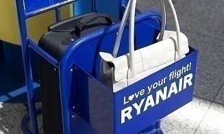 Сотрудникам Ryanair пообещали бонусы до €1 тыс. в год за борьбу с негабаритным багажом