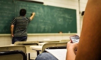 В школах Беларуси запретят смартфоны. Такое правило есть и в других странах — что это дало?