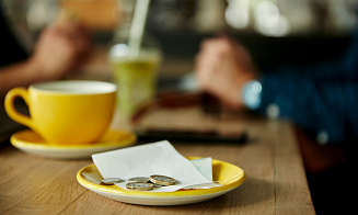 «Мне никто не доплачивает, почему я должен?» Как меняется отношение белорусов к чаевым