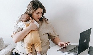Родители в декрете смогут работать без уменьшения пособия