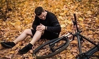 Травматолог рассказал, что делать, если хрустят колени